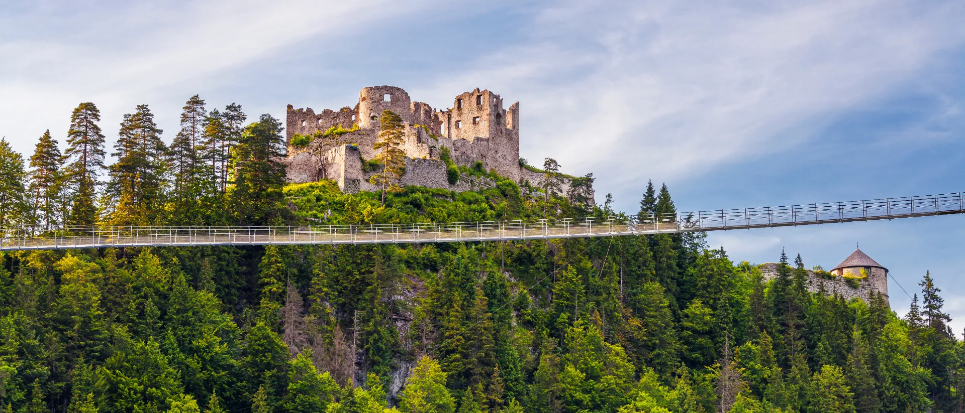 Burgruine Ehrenberg und die Hängebrücke Highline179 in Tirol.