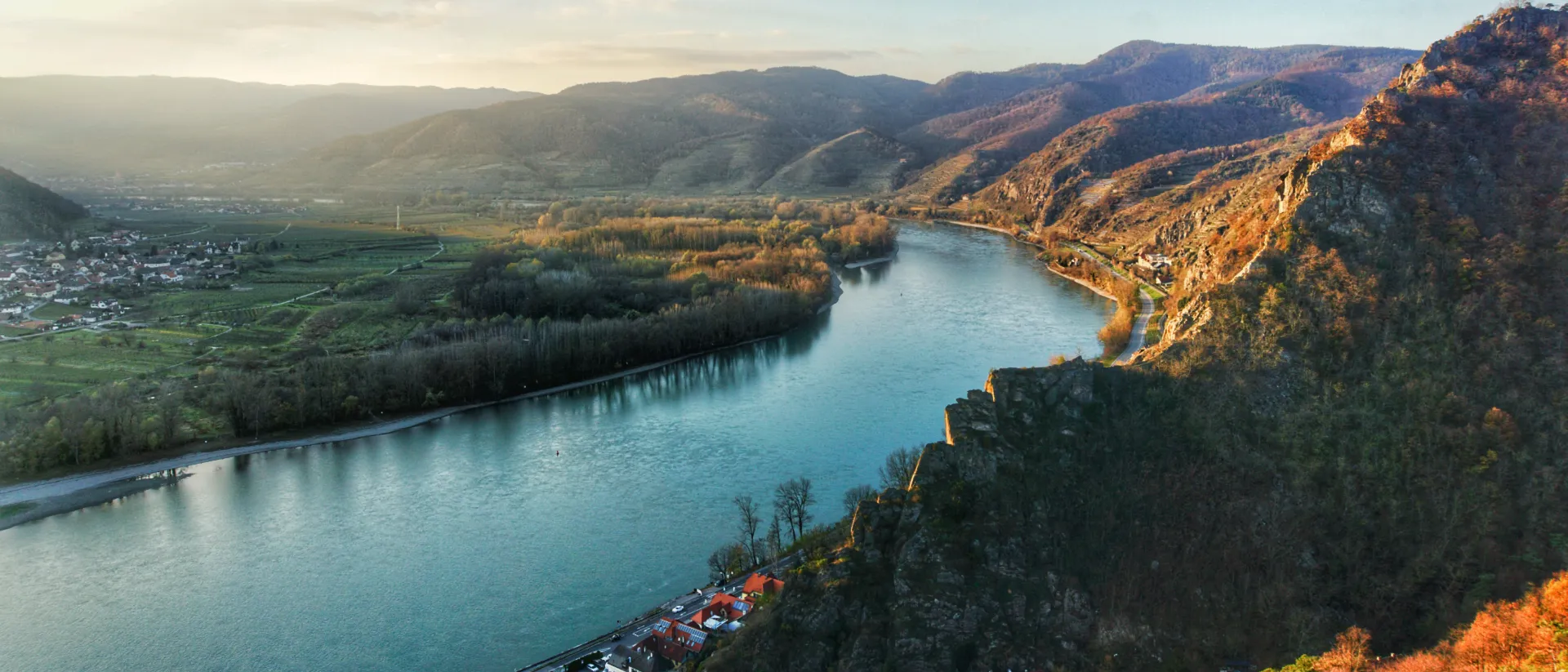 Donau bei Dürnstein in der Wachau mit Weinbergen und bewaldeten Hügeln.