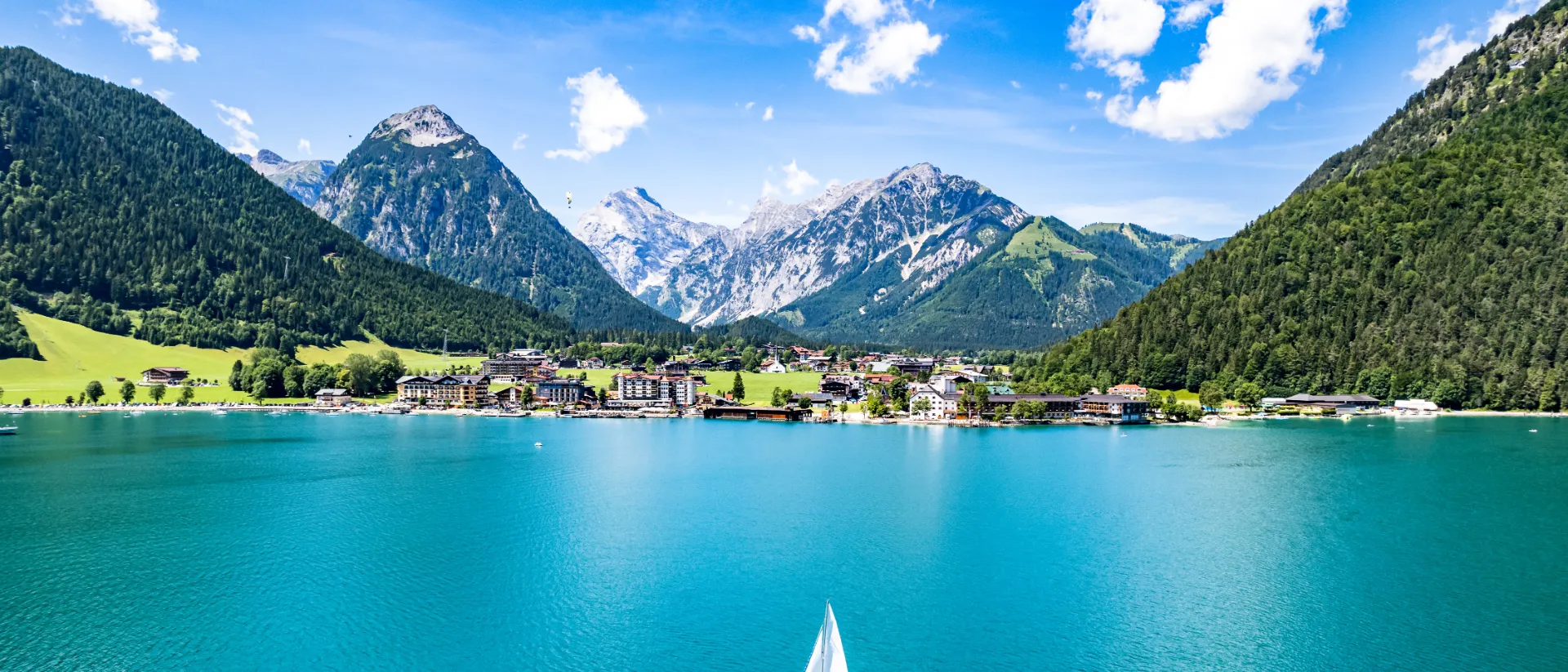 Bild vom Achensee in Tirol mit Bergkette im Hintergrund