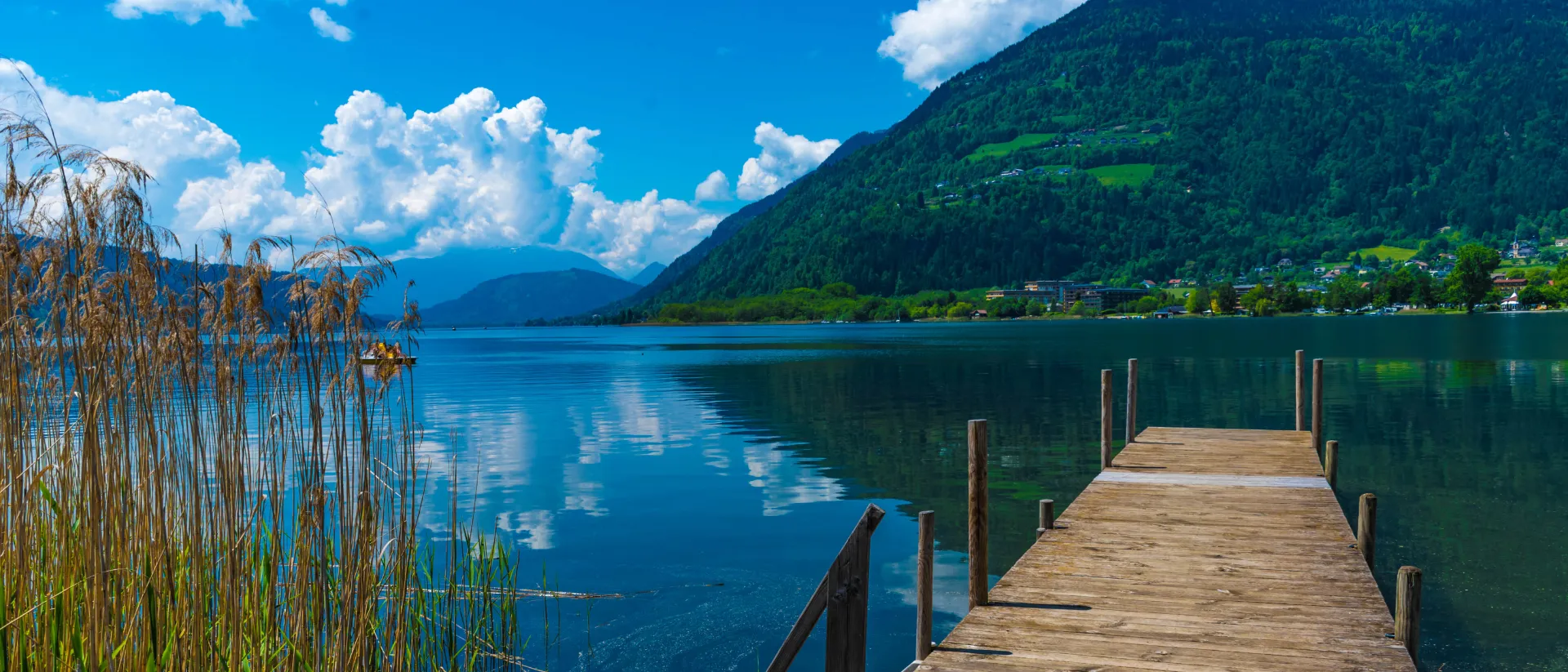 Holzsteg am Ossiacher See mit Blick auf Wasser