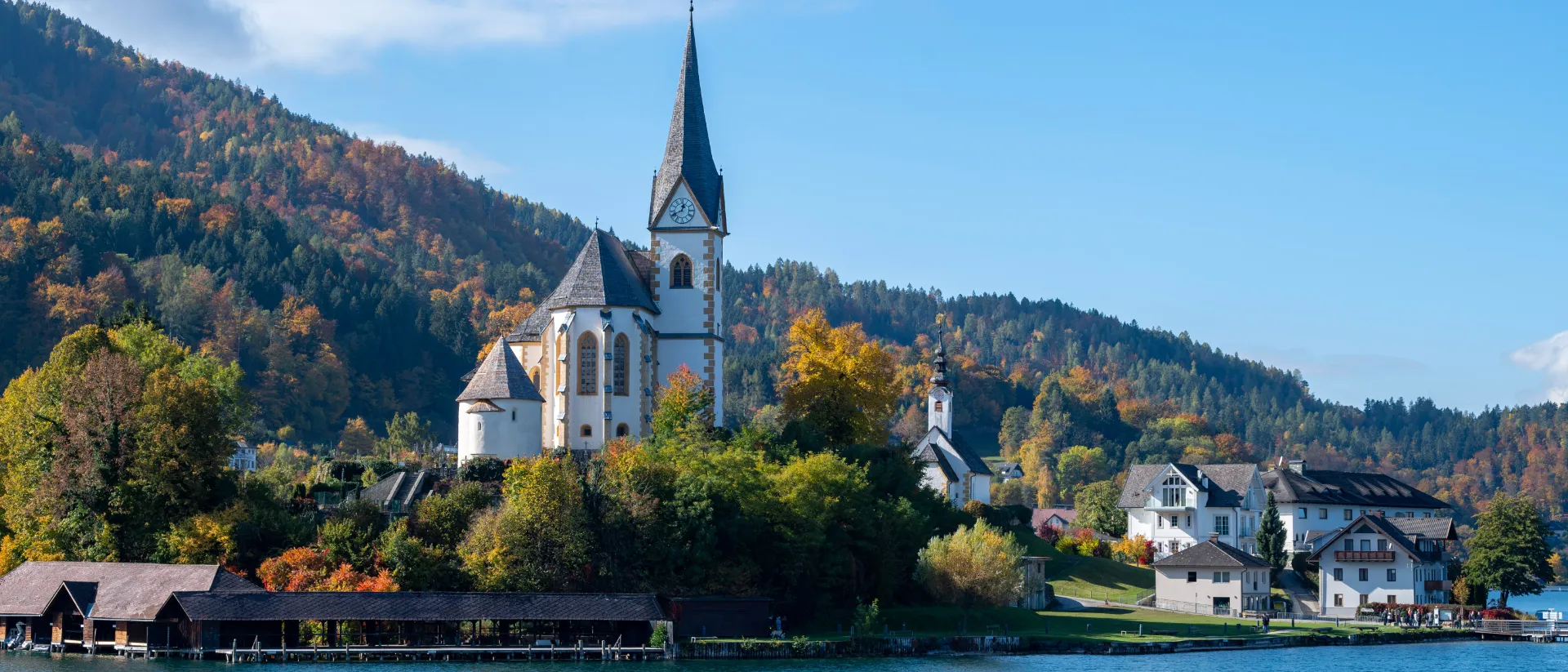 Wörthersee in Kärnten mit klarem Wasser und bewaldeten Ufern.