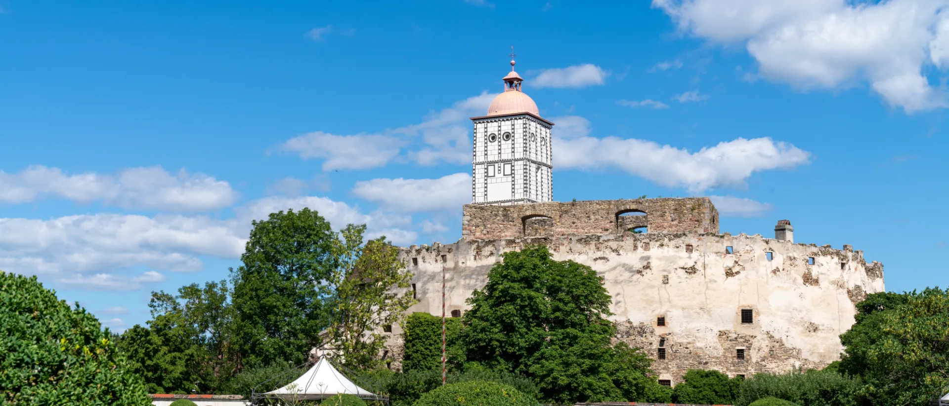 Schallaburg in Niederösterreich mit historischen Gebäuden und Gartenanlage.