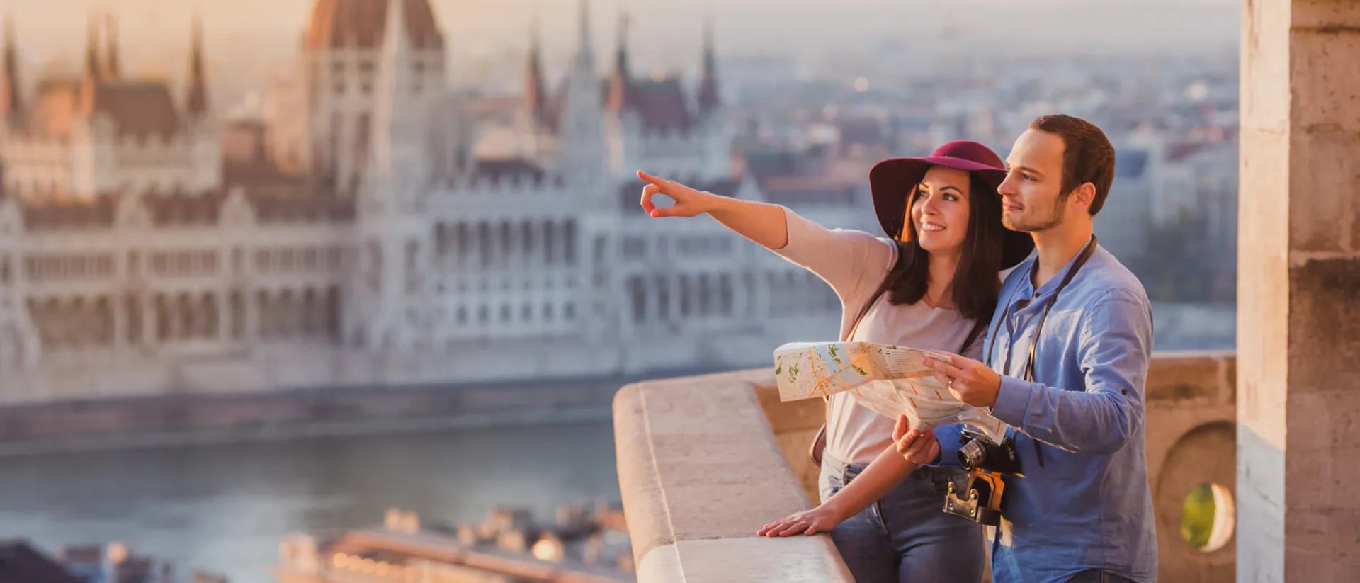 Ein Paar auf einem Balkon während einer Sightseeing-Tour durch eine neue Stadt