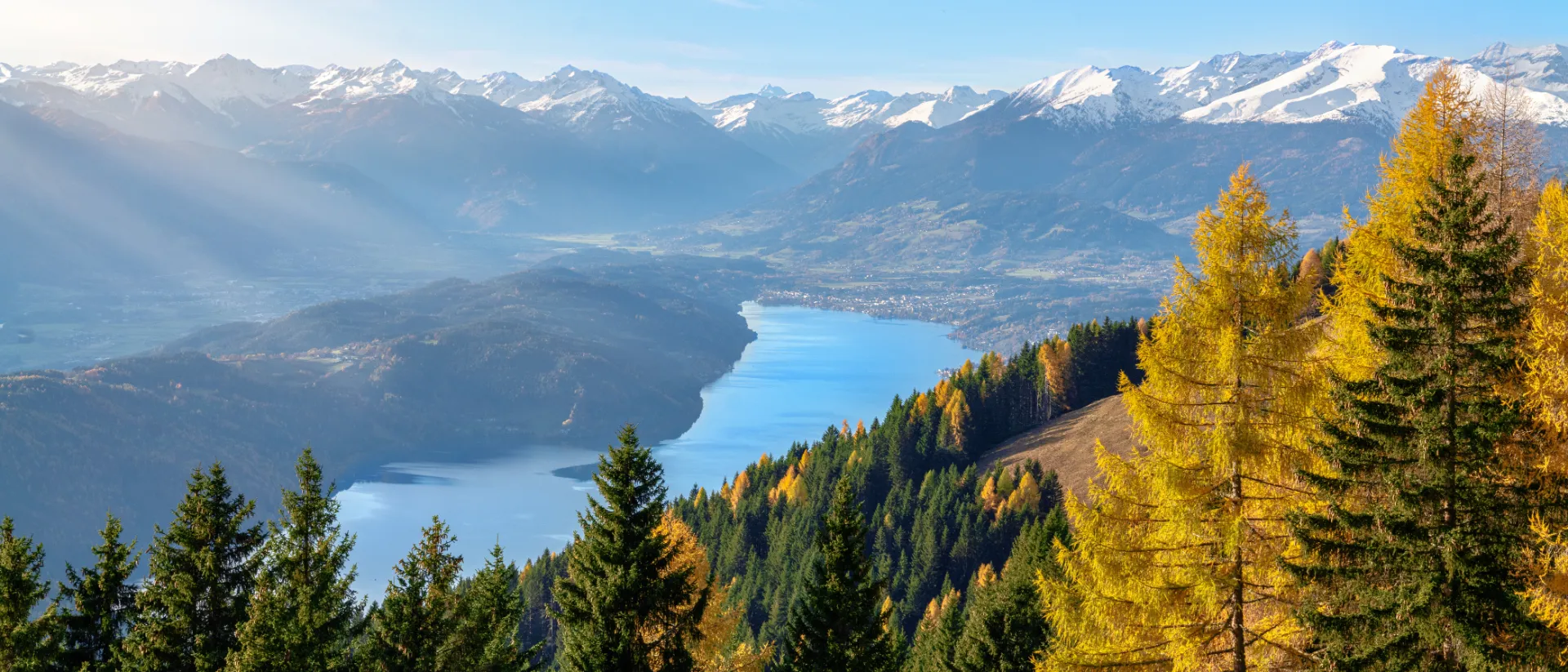 Millstätter See bei Sonnenuntergang mit Berglandschaft im Hintergrund
