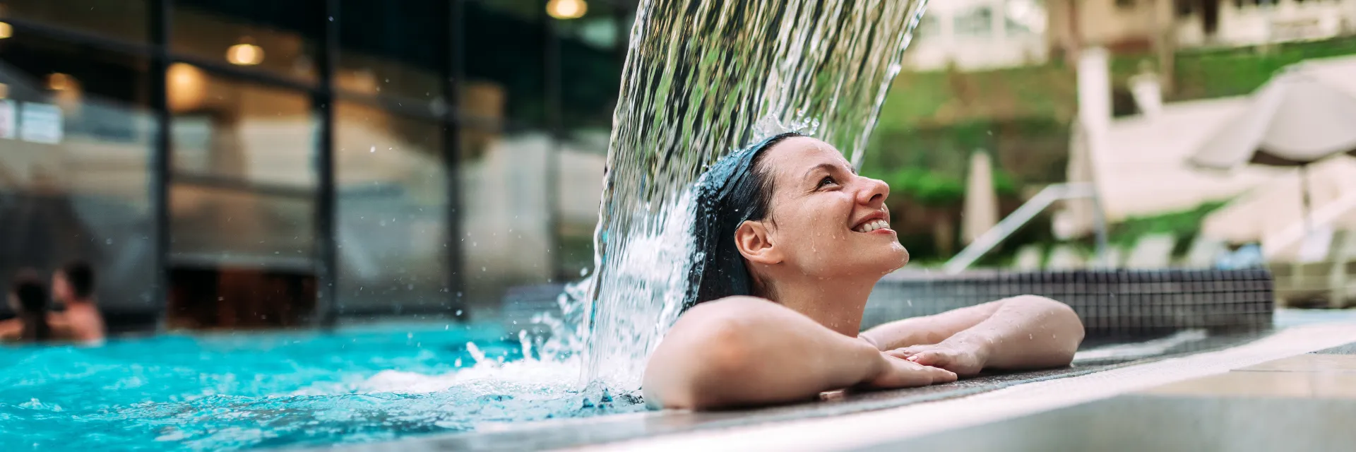 Frau im  Pool am Beckenrand