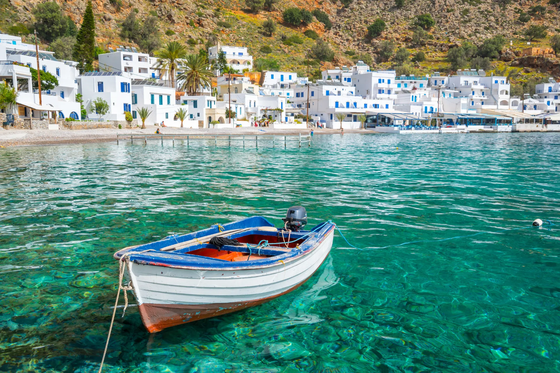 Fischerboot vor dem Küstenort Loutro auf Kreta.