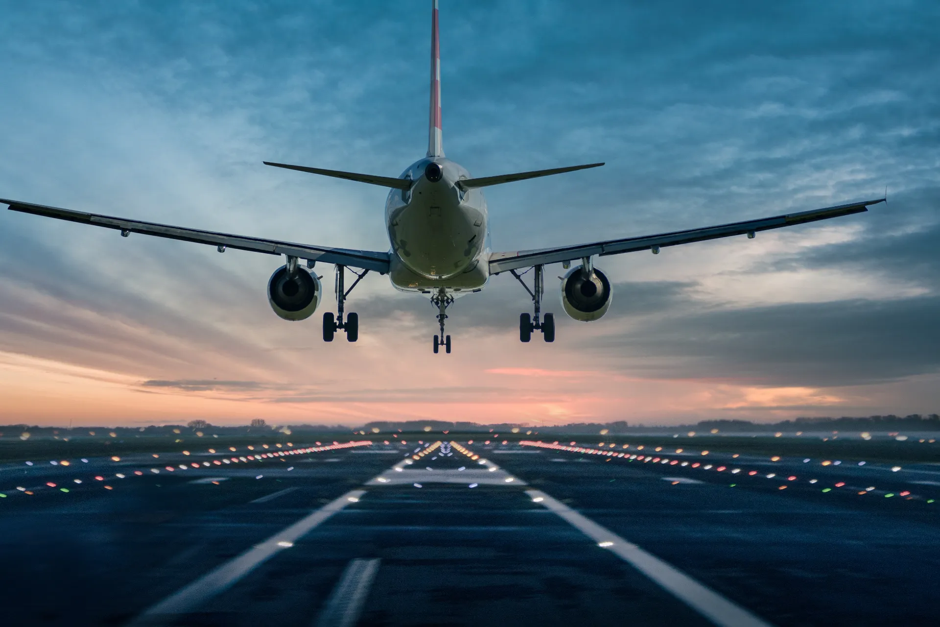 Flugzeug über Landebahn