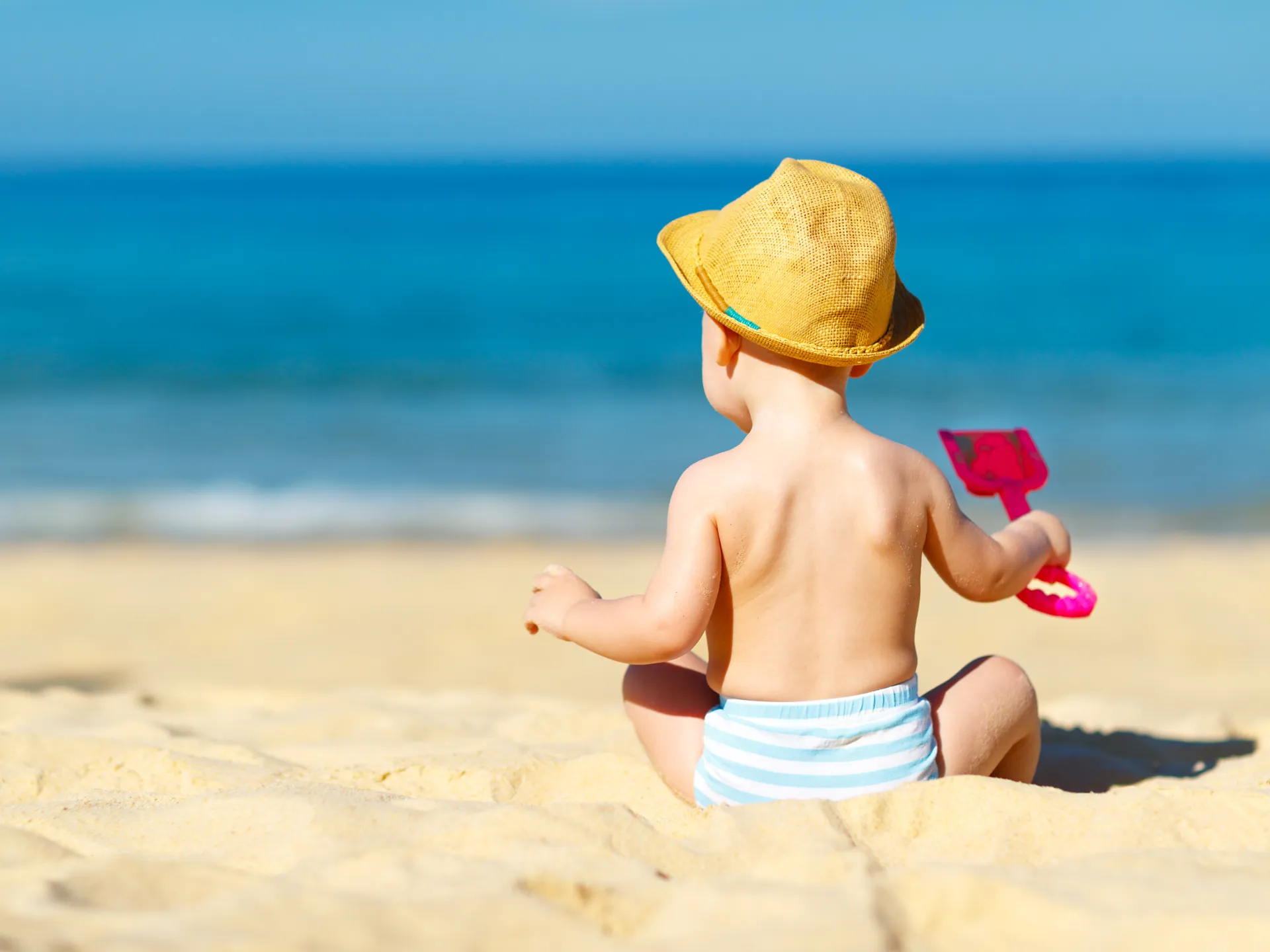 Un enfant sur la plage