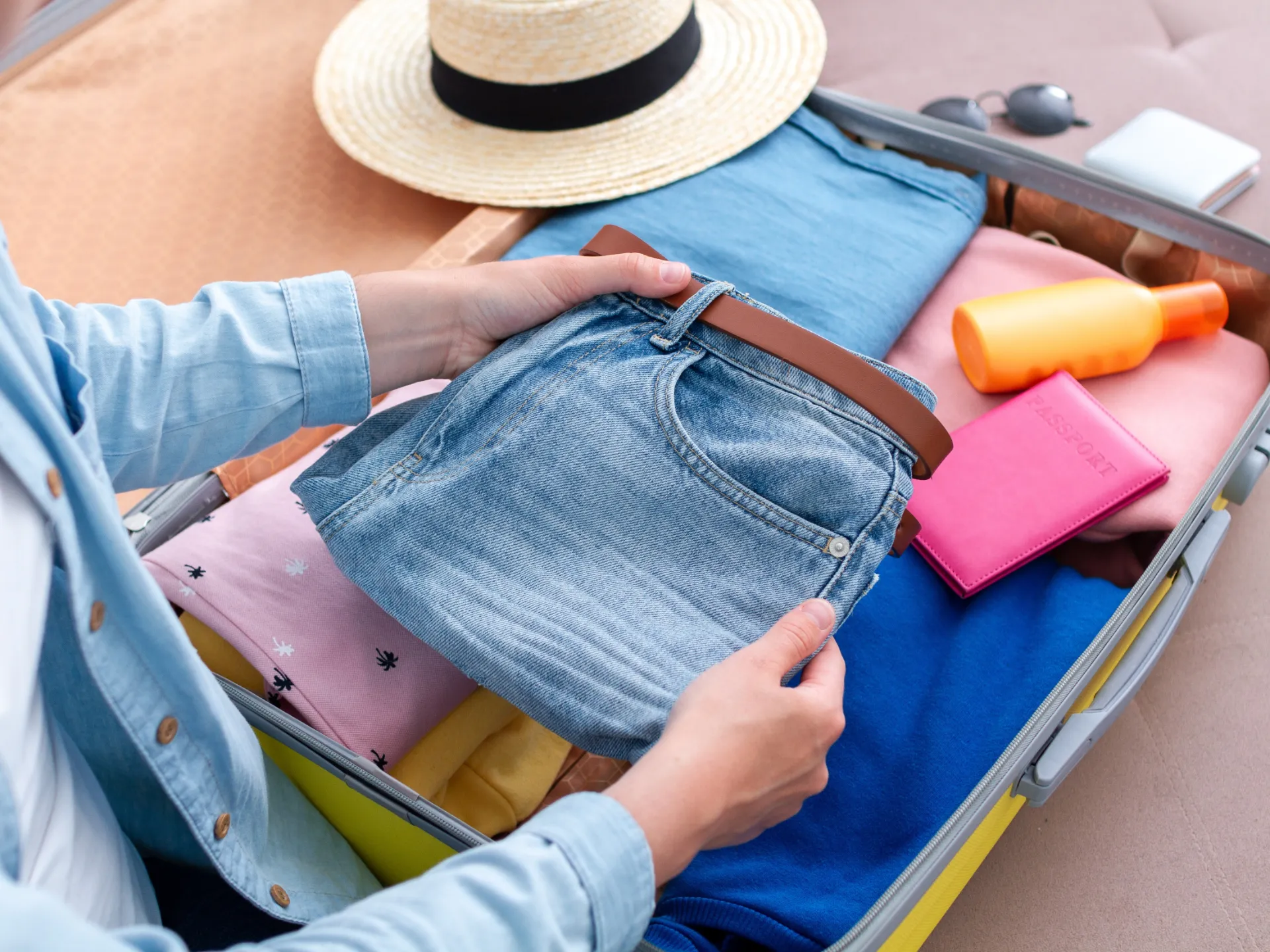 Une femme fait ses valises