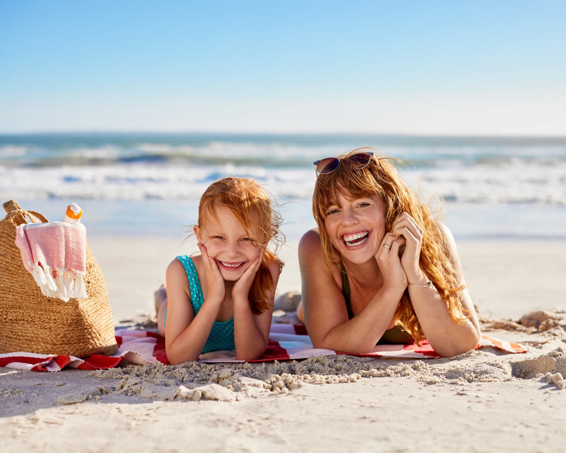 Mutter und Tochter am Strand