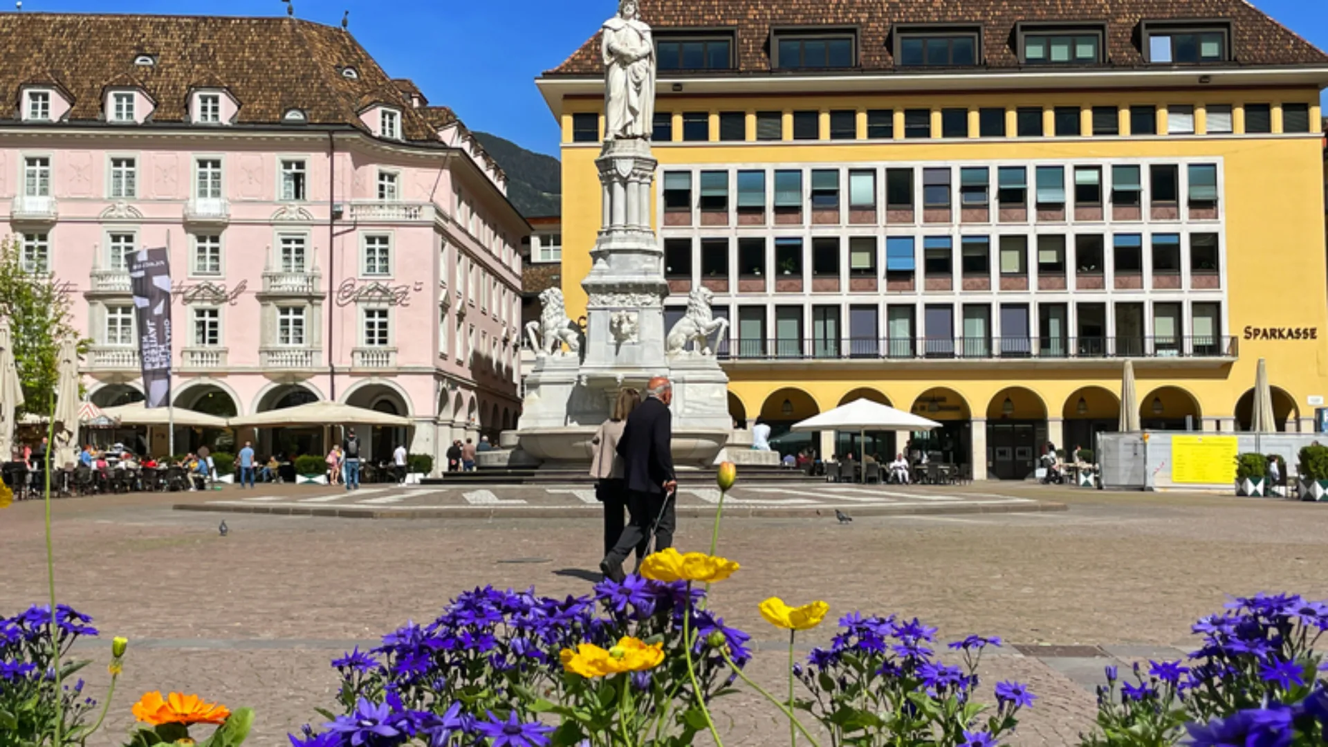 Walterplatz in Bozen im Vordergrund bunte Blumen
