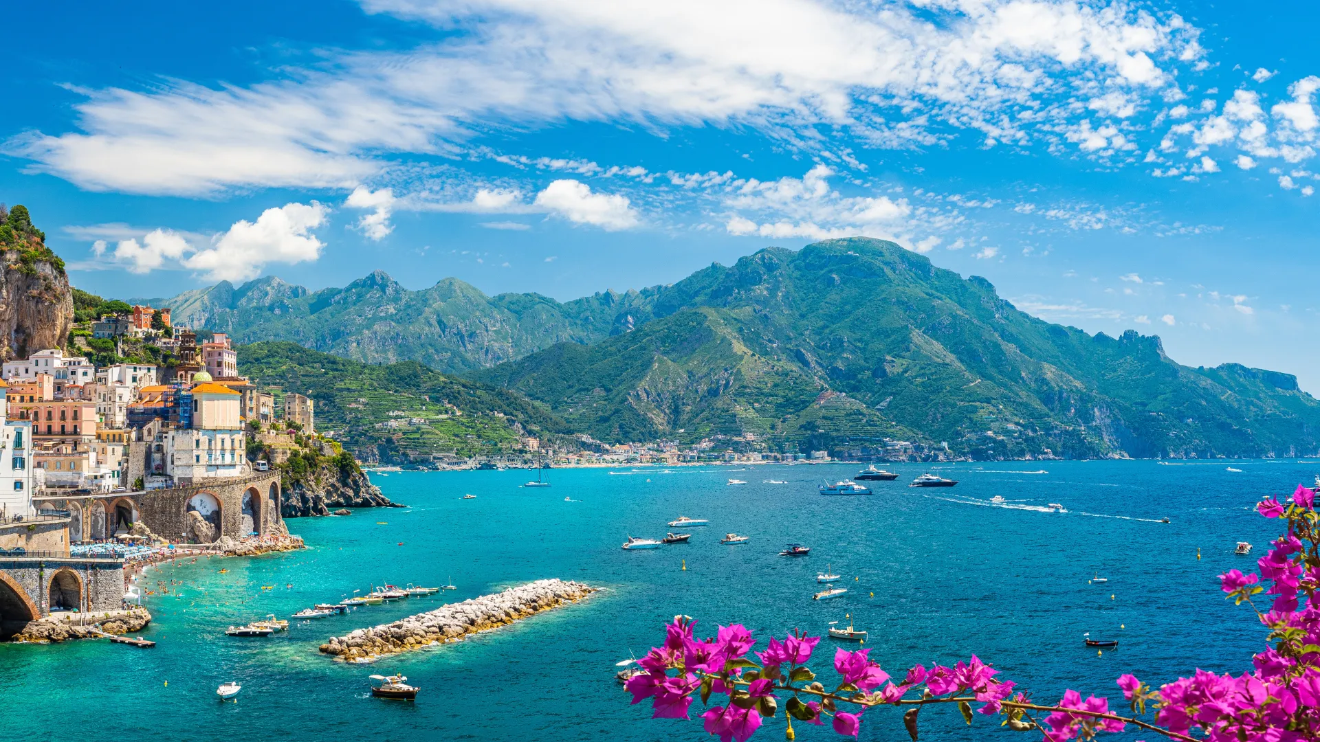 Ausblick auf Atrani an der Amalfiküste, Italien