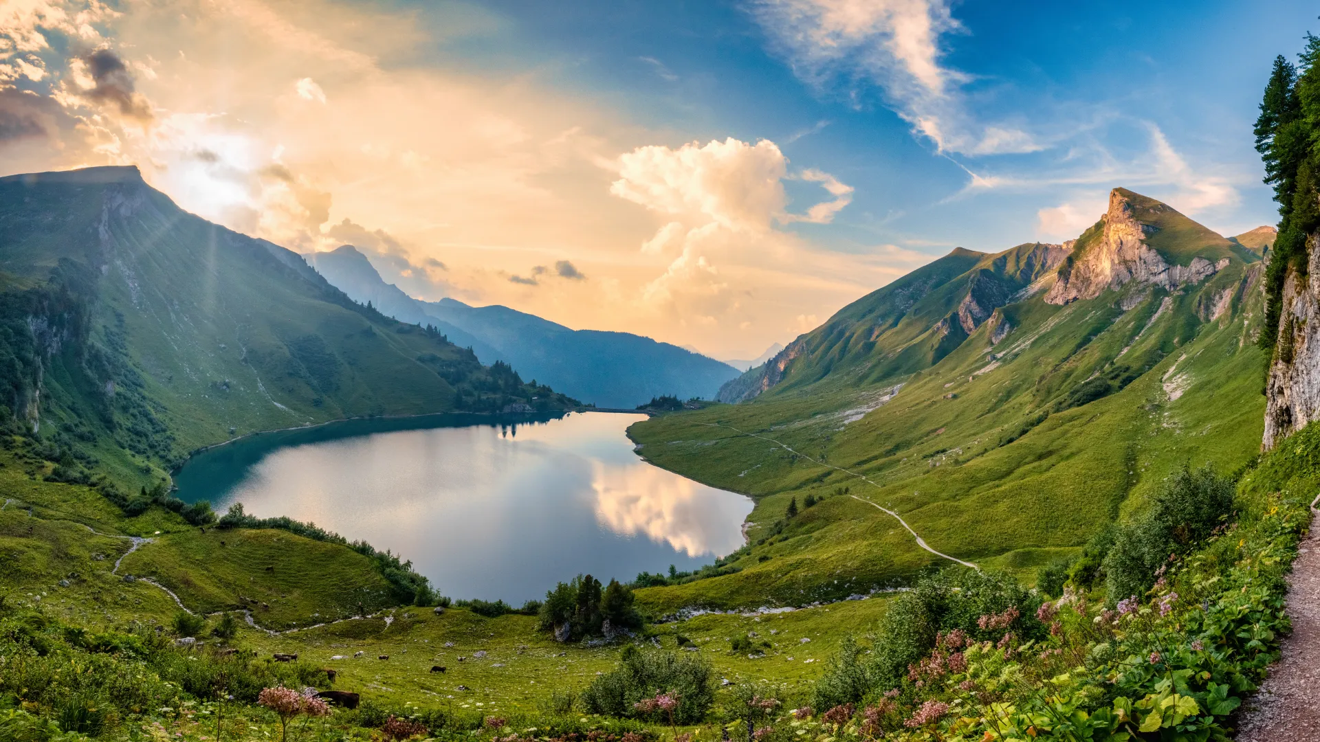 Traualpsee in den Alpen mit Berglandschaft und klarem Wasser.