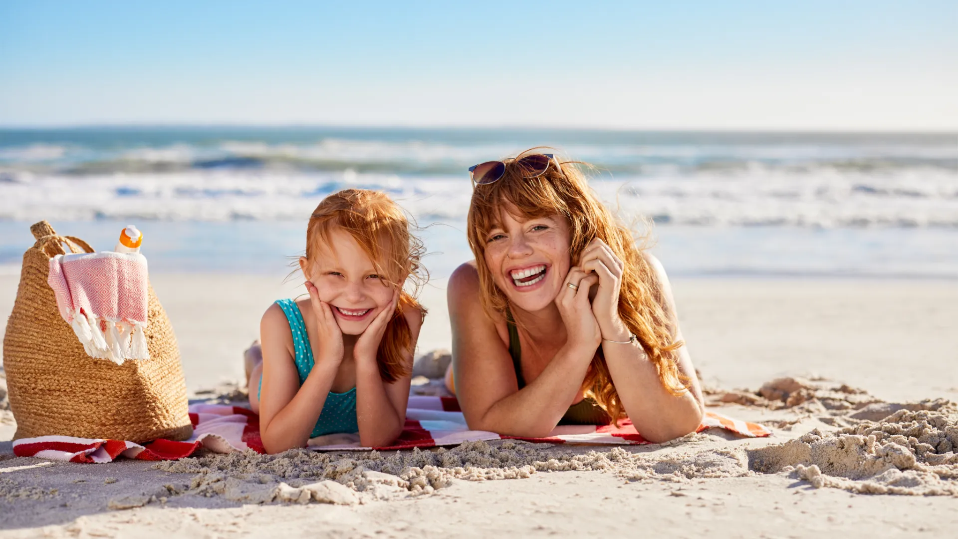 Mutter und Tochter am Strand