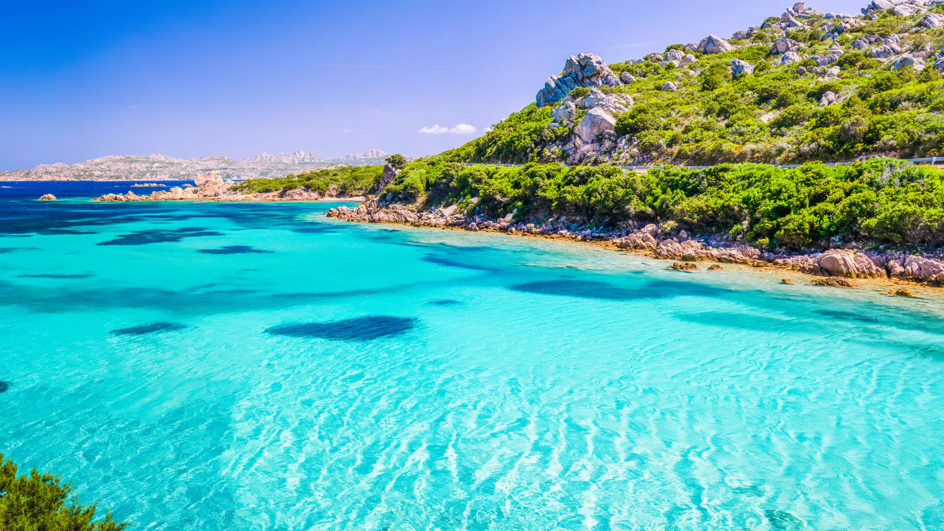 Türkisblaues Meer an der Küste der Insel La Maddalena, Sardinien