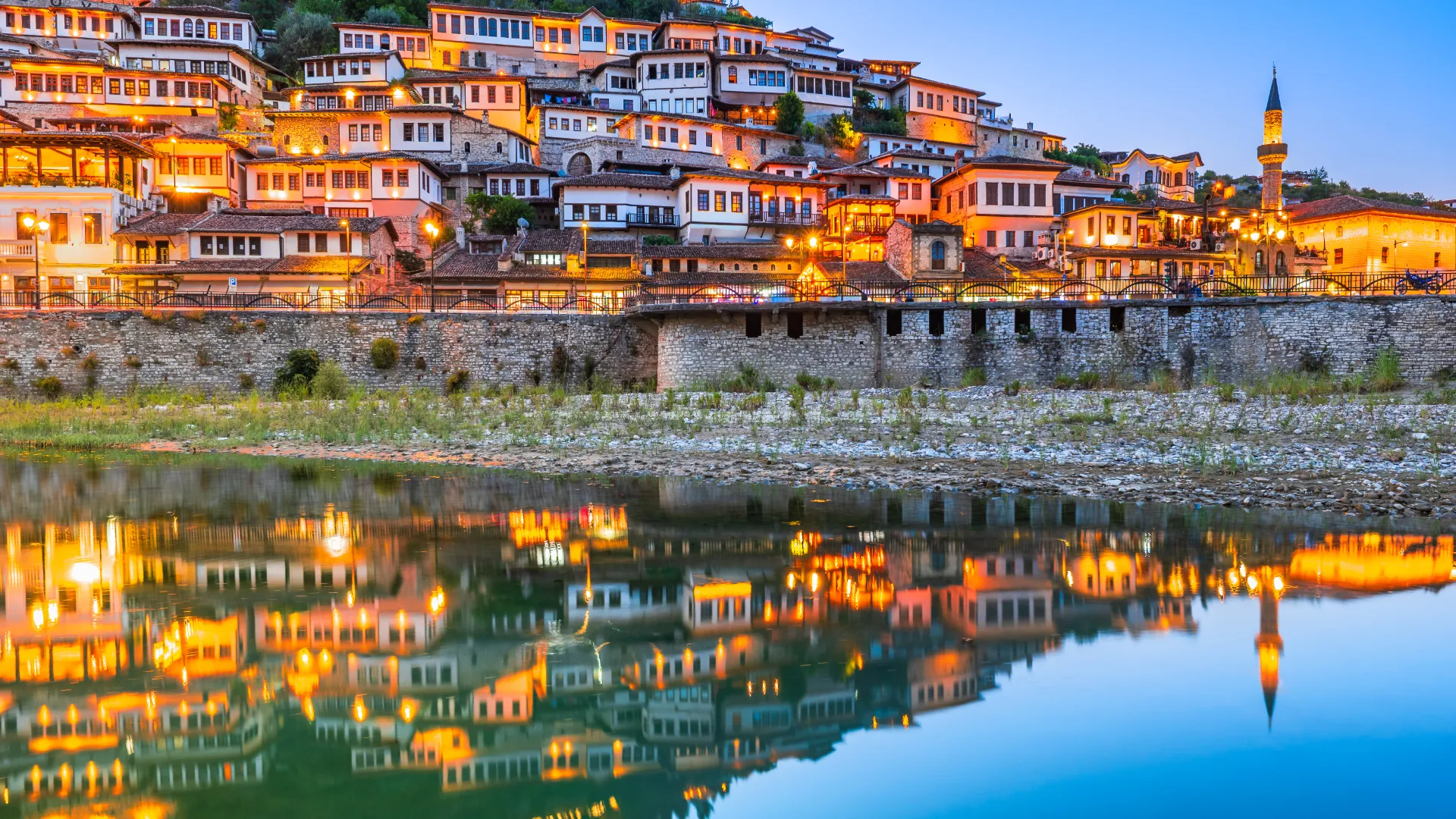 Berat, die „Stadt der tausend Fenster“ bei Nacht, Albanien