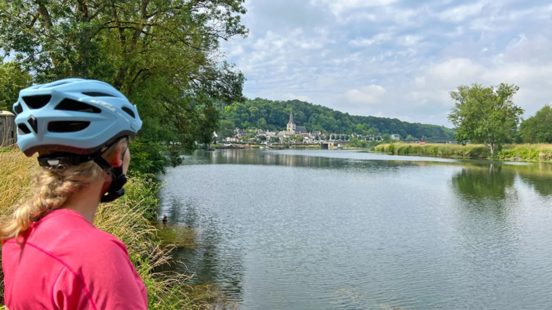 Radfahrerin beim Blick auf den Fluss Loire