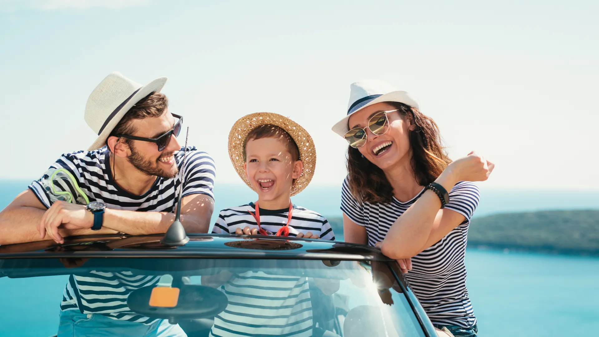 Familie im Cabrio auf dem Weg ans Meer