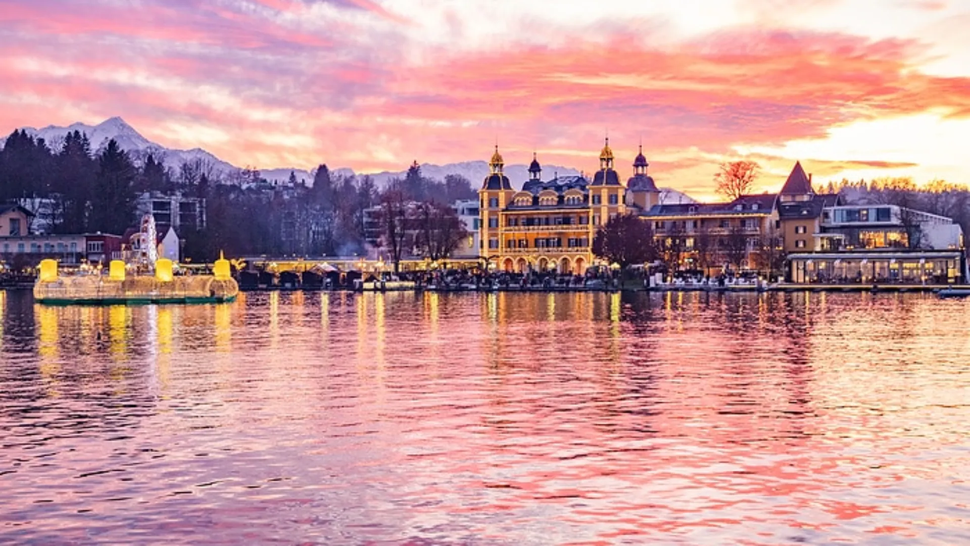 Schloss am See bei Sonnenuntergang