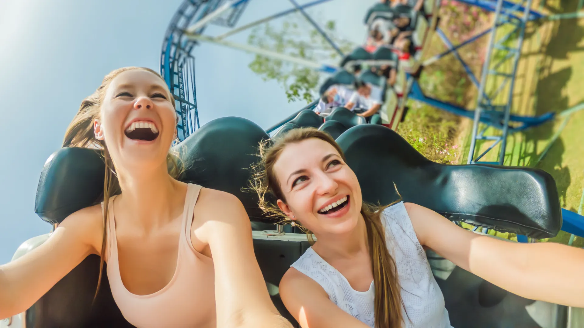 Zwei Frauen in einer Achterbahn.