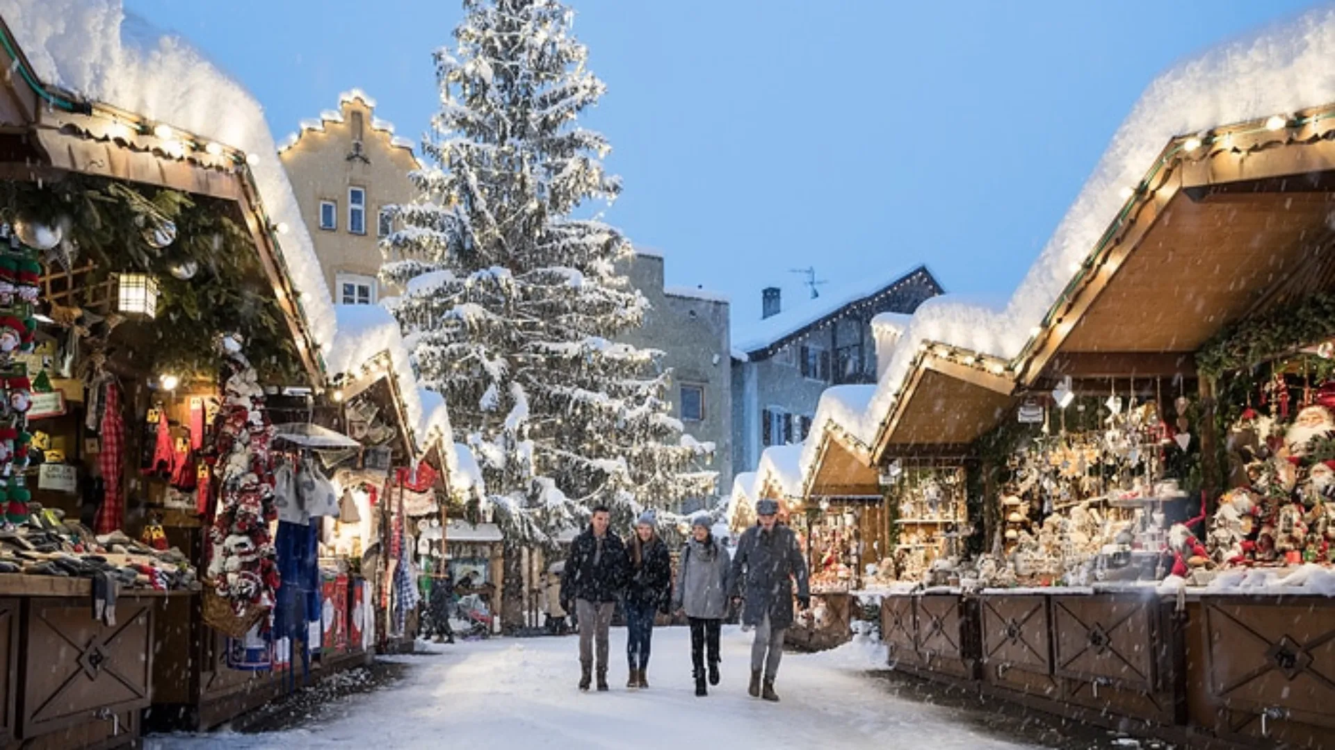 Besucher auf dem Weihnachtsmarkt in Sterzing