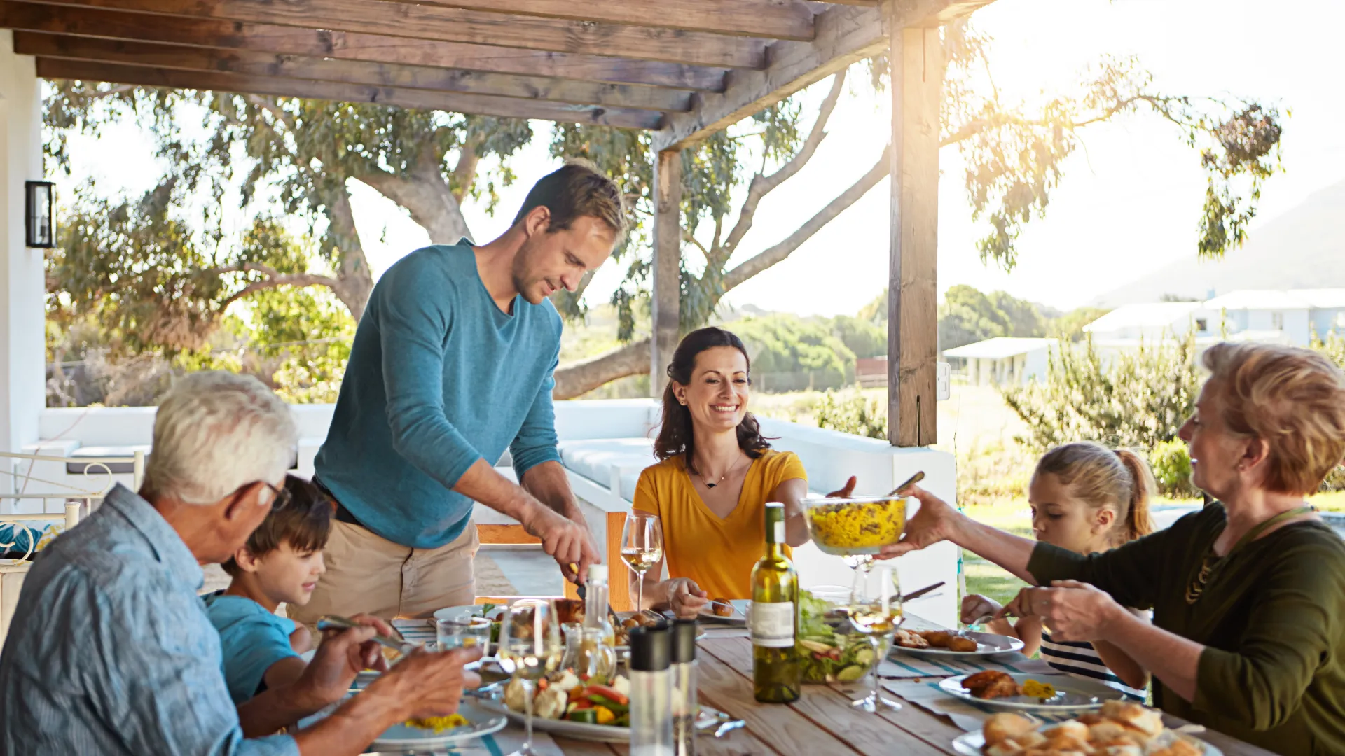 Sommerliches Abendessen mit der Familie