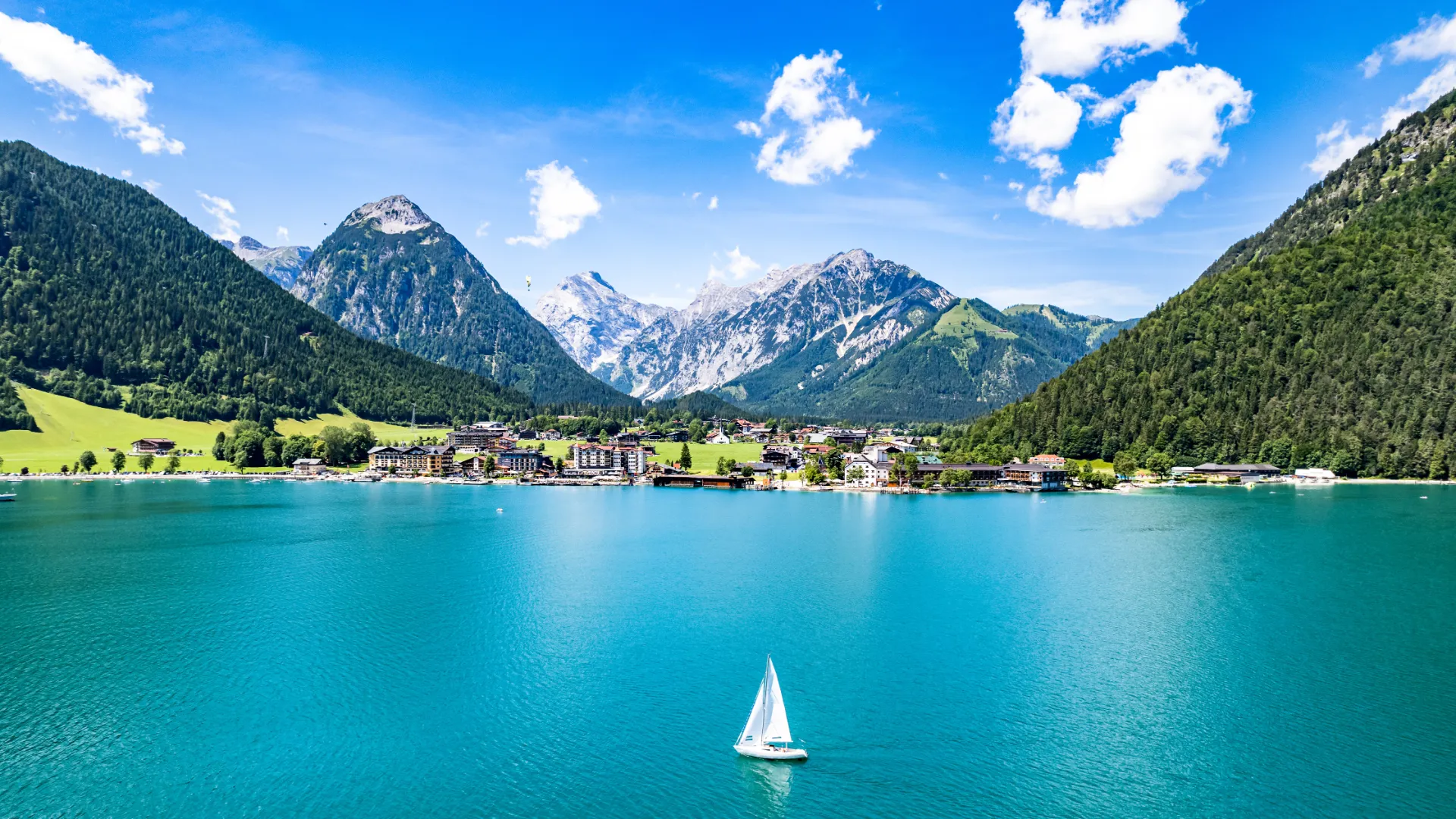 Bild vom Achensee in Tirol mit Bergkette im Hintergrund