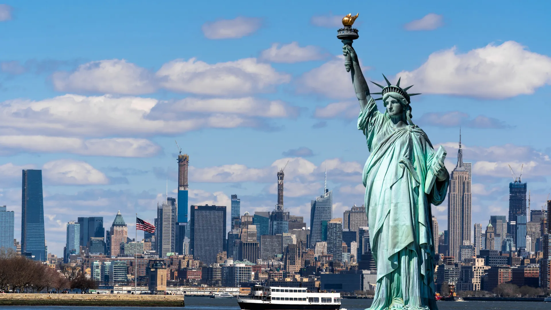 New-York-Freihetisstatue-vor-der-Skyline