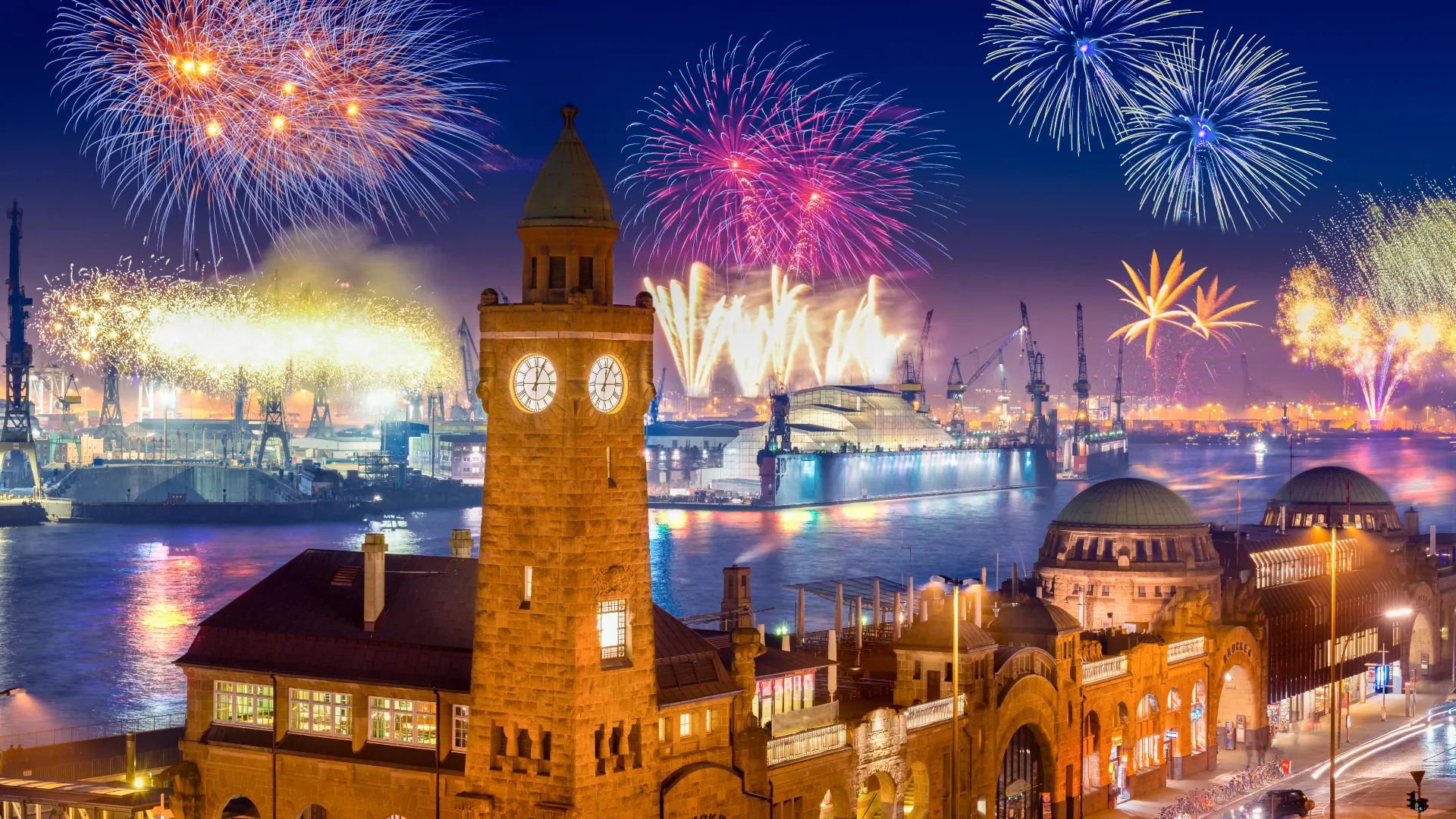 Silvesterfeuerwerk über dem Hamburger Hafen