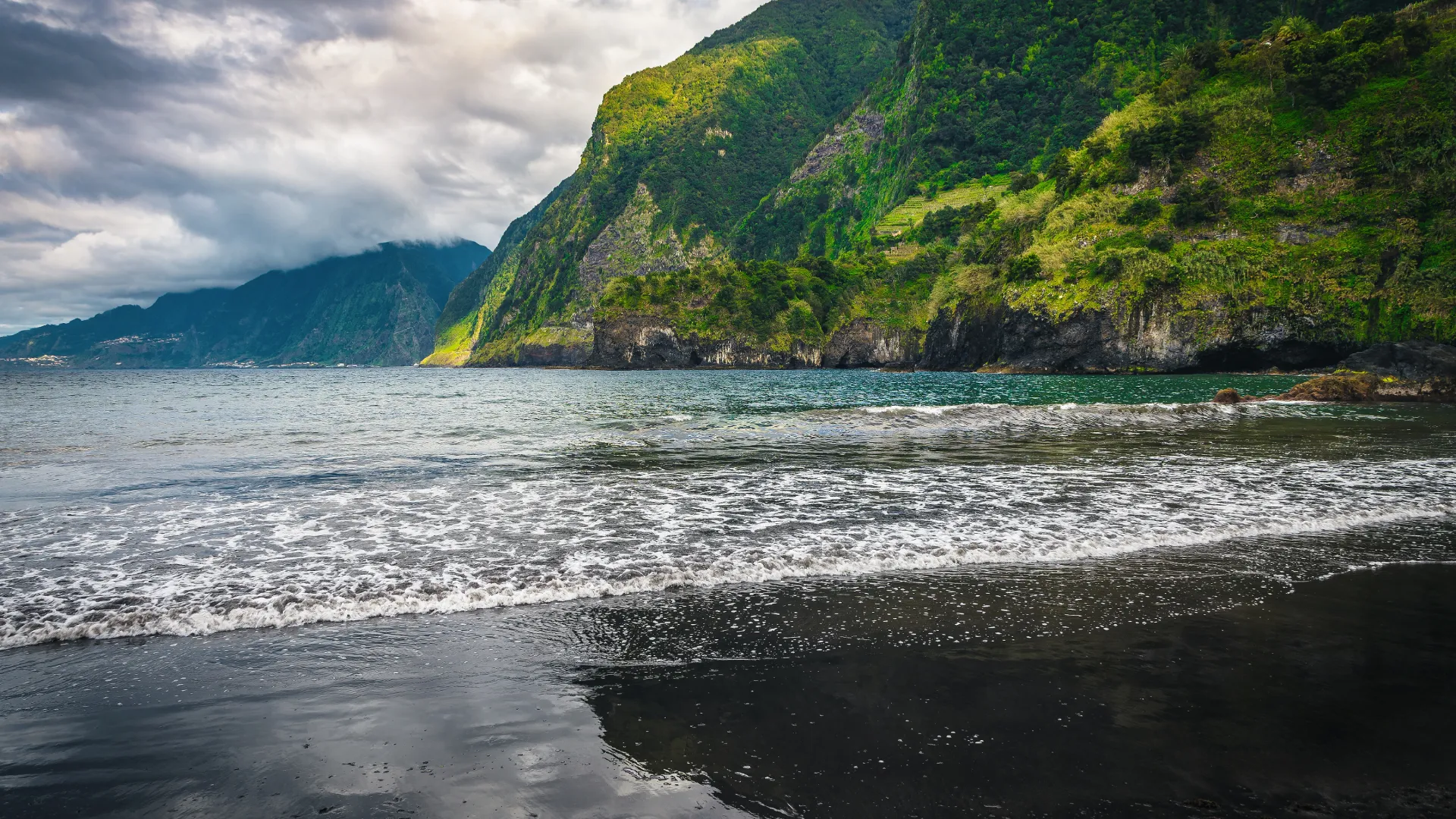 Schwarzer Strand von Seixal, Madeira