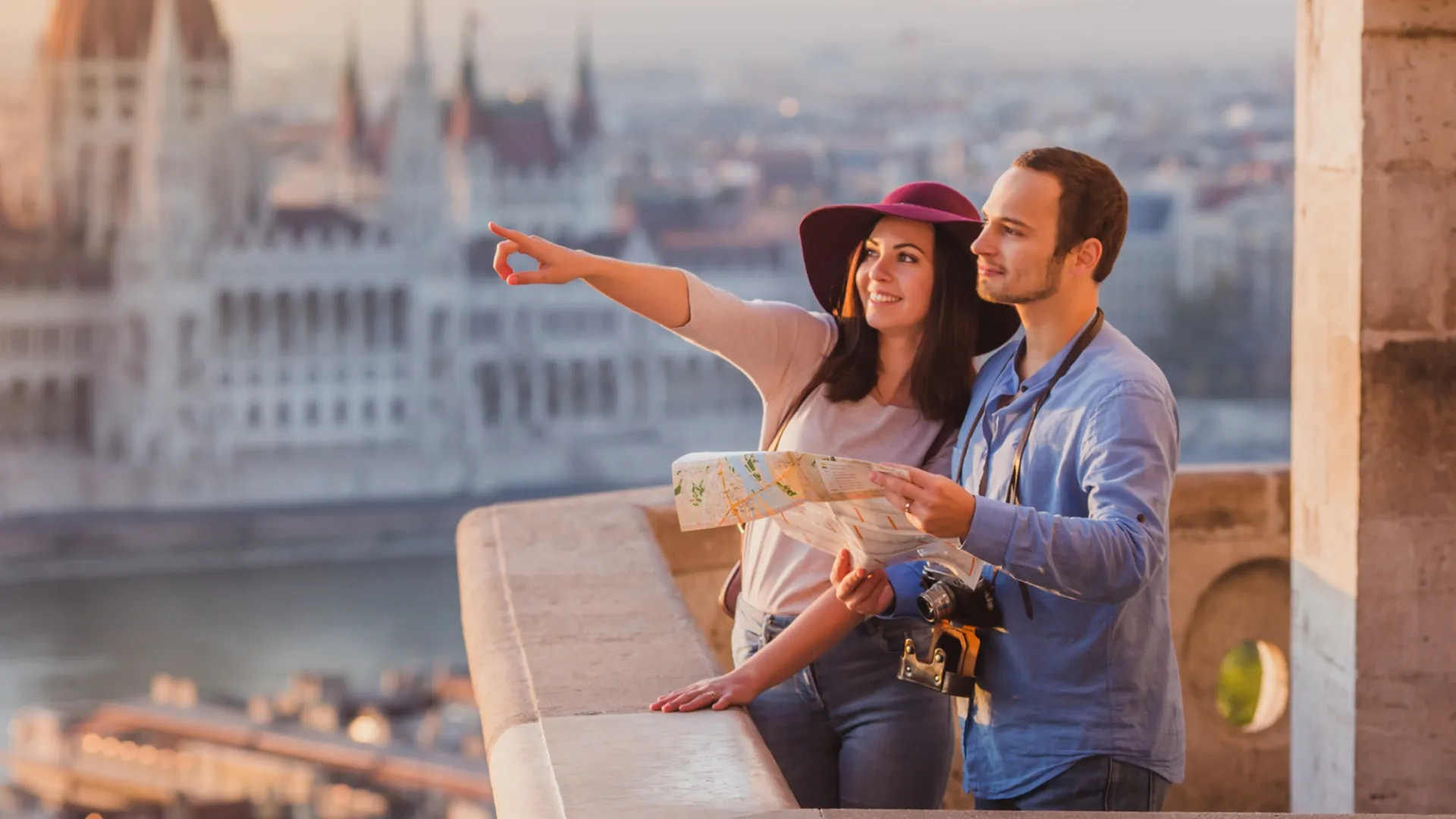 Ein Paar auf einem Balkon während einer Sightseeing-Tour durch eine neue Stadt