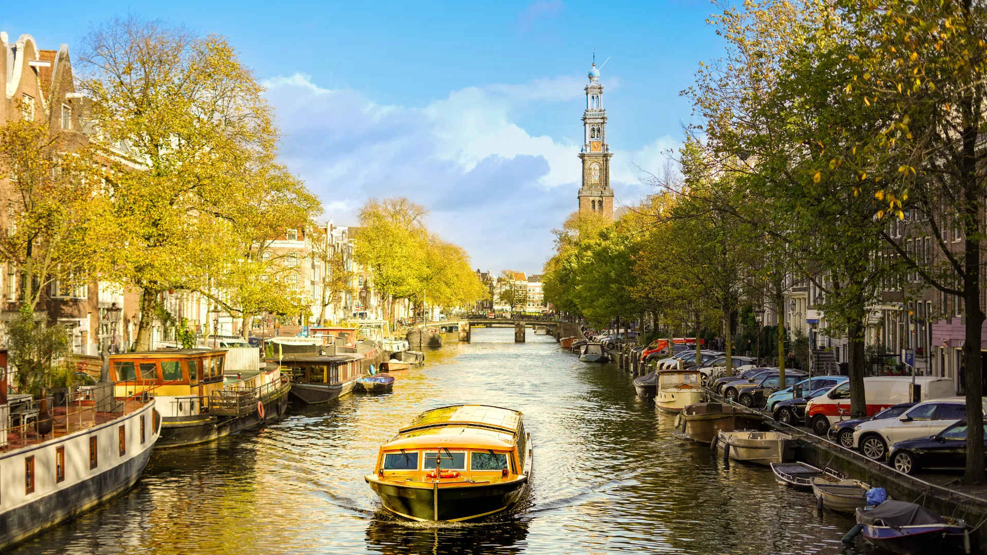 Amsterdam-Gracht mit Ausflugsboot