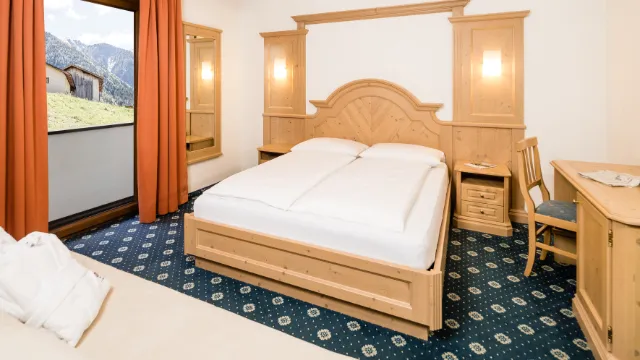 Almina Family Spa - Beispiel Vierbettzimmer Balkon Jaufental