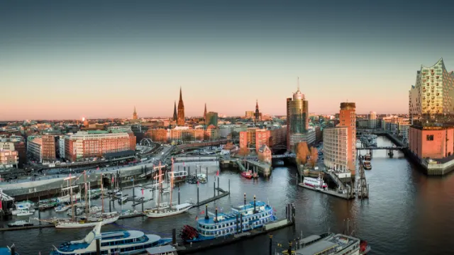 Hamburg - Elbphilharmonie und Hafencity bei Sonnenuntergang