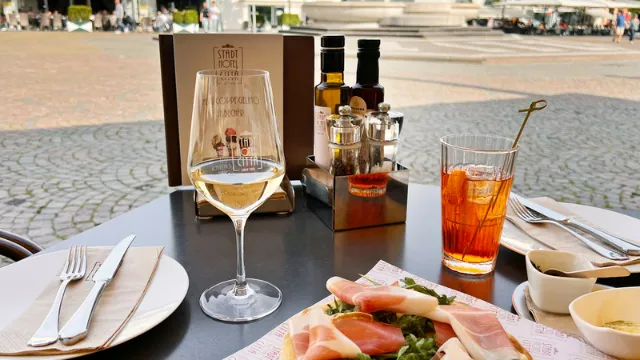 Walterplatz in Bozen mit gedeckten Tisch und ital. Essen