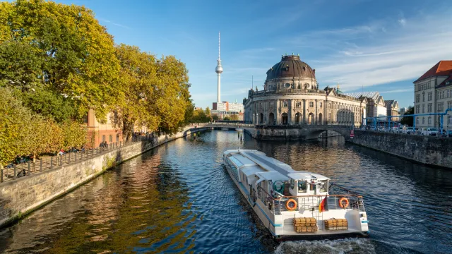 Spreefahrt mit Blick auf Bode-Museum und Fernsehturm