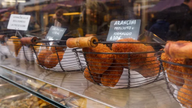 Arancina - Sizilianische Spezialität: Reisbällchen