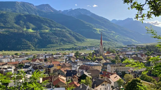 Panoramablick über Schlanders entlang des Etschradweges