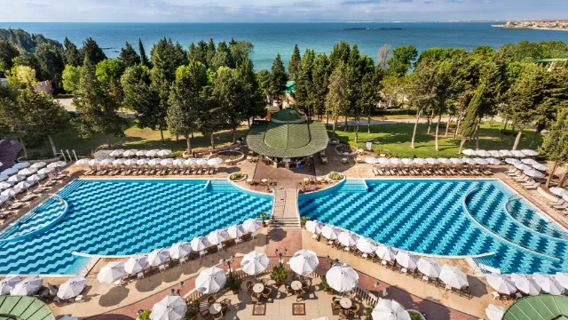 Poolbereich mit Lobby Terrasse