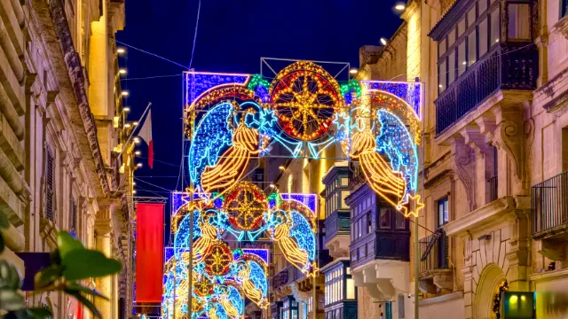 Weihnachtlich geschmückte Strasse in Valletta