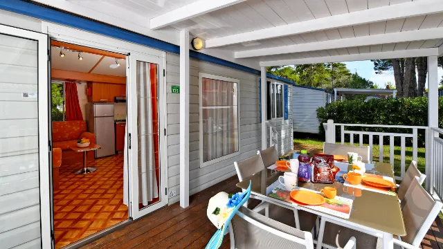 Camping Village Pino Mare - Beispiel Mobile Home Standard Terrace Garden View Trend
