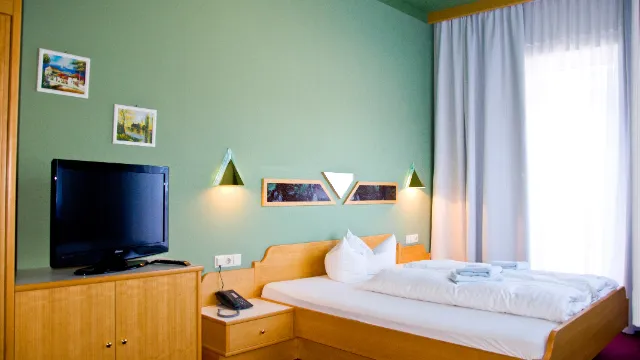 Zimmerbeispiel: Dreibettzimmer Balkon Tal
