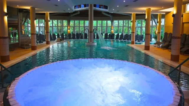 Innenpool & Whirlpool