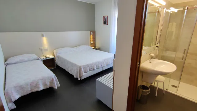 Hotel Coppe - Beispiel Dreibettzimmer Standard Balkon