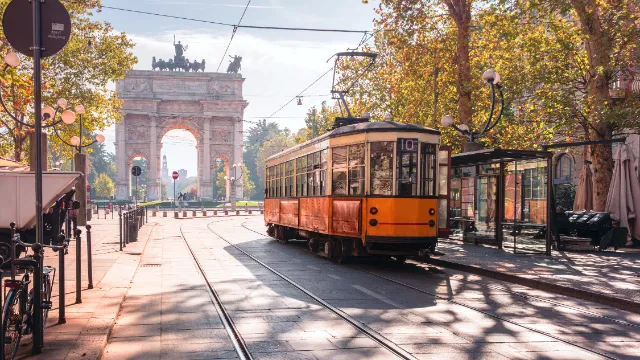 Straßenbahn vor dem Friedensbogen Mailand