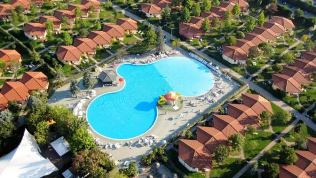 Camping Bella Italia - Blick von oben auf den Pool