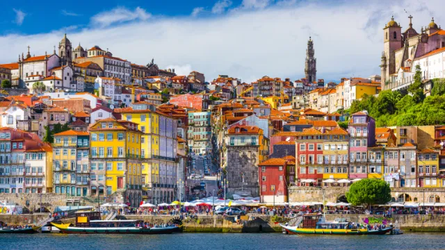 Porto-bunte Häuserfront am Wasser